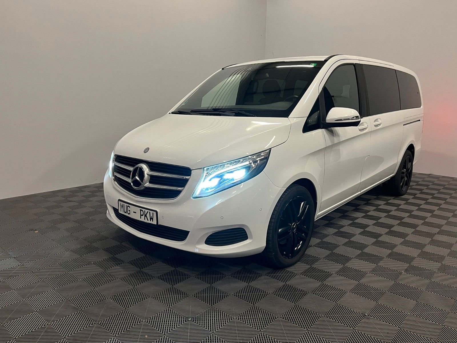 Mercedes-Benz V 250 2016, 127 500 км, 140 kW (190 PS) дизель, автомат — фото с аукциона, доставка в Беларусь