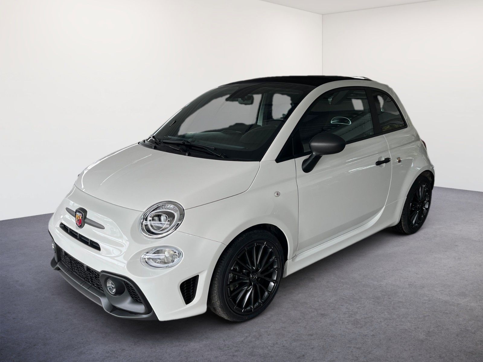 Abarth 595C 2024, 1 999 км, 121 kW (165 PS) бензин, schaltgetriebe — фото с аукциона, доставка в Беларусь