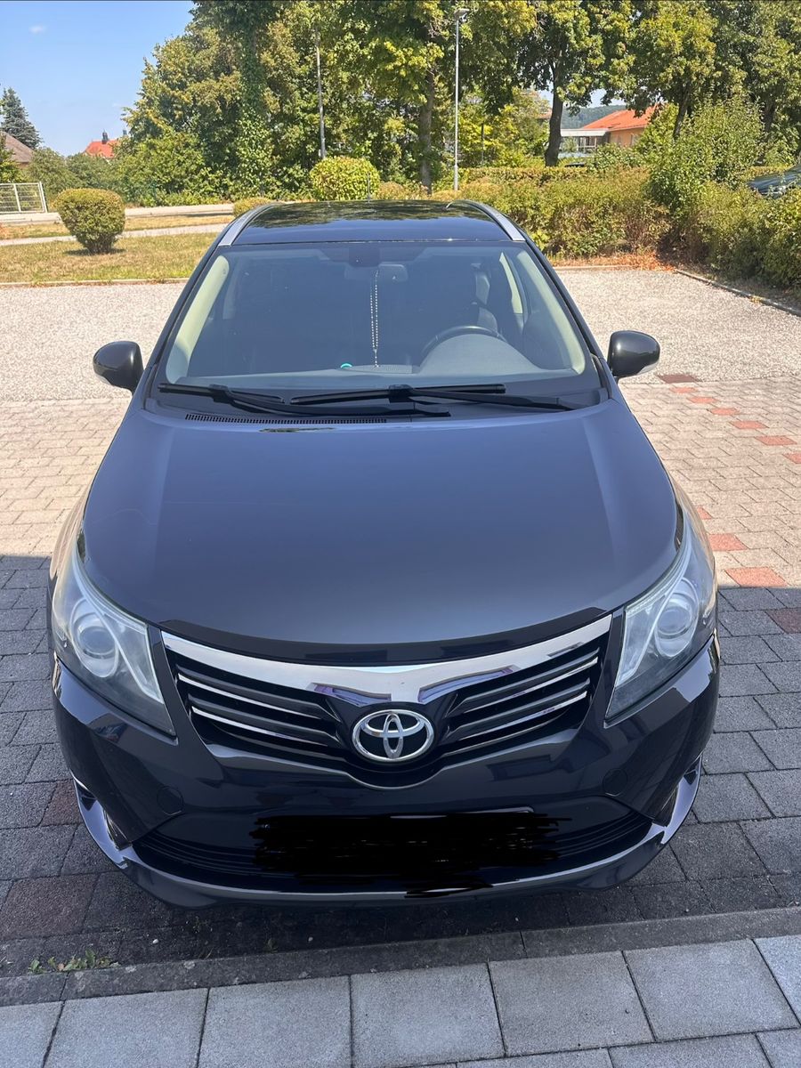 Toyota Avensis 2012, 232 170 км, 110 kW (150 PS) дизель, автомат — фото с аукциона, доставка в Беларусь