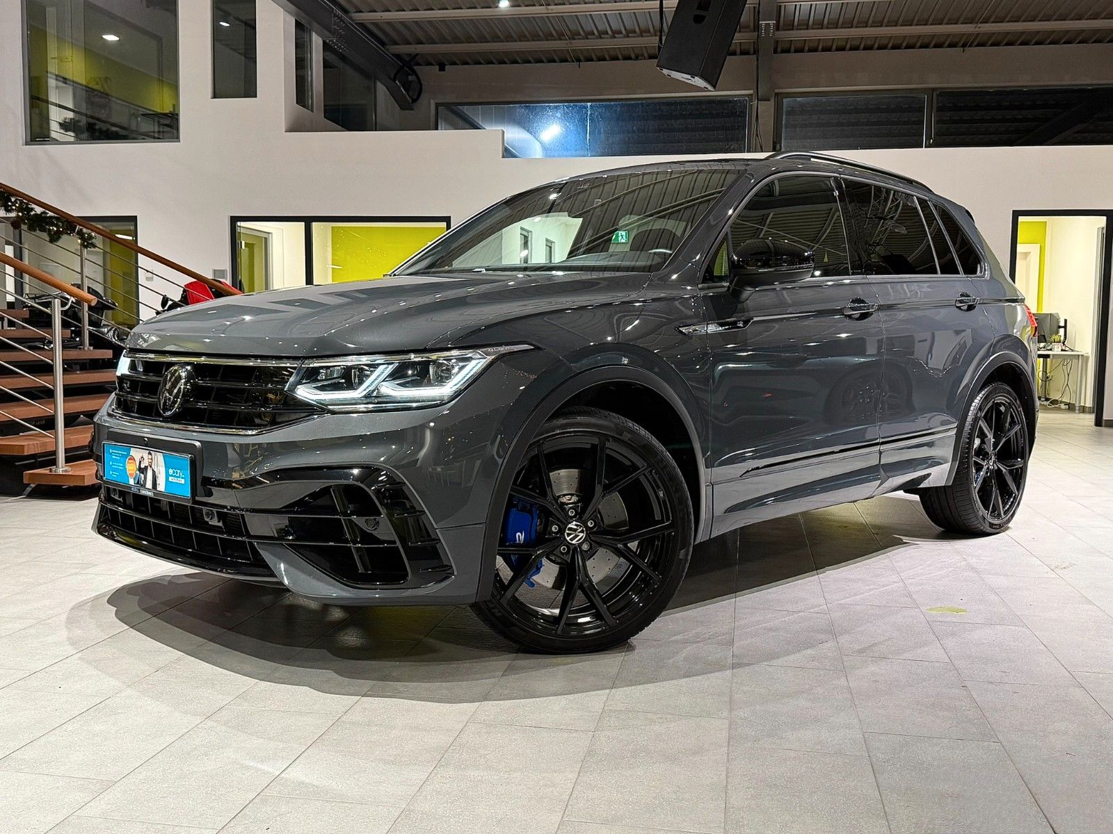 Volkswagen Tiguan 2024, 31 817 км, 235 kW (320 PS) бензин, автомат — фото с аукциона, доставка в Беларусь