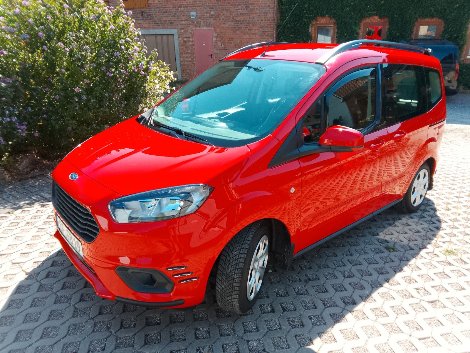Ford Tourneo Courier 2019, 41 300 км, 74 kW (101 PS) бензин, schaltgetriebe — фото с аукциона, доставка в Беларусь