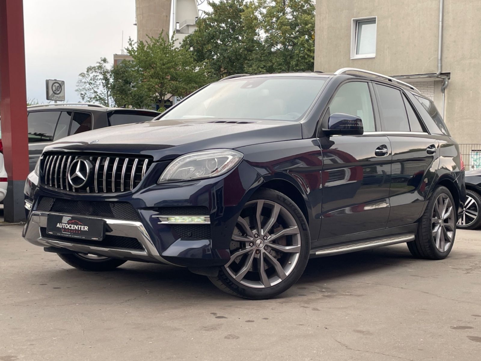 Mercedes-Benz ML 350 2014, 153 800 км, 225 kW (306 PS) бензин, автомат — фото с аукциона, доставка в Беларусь