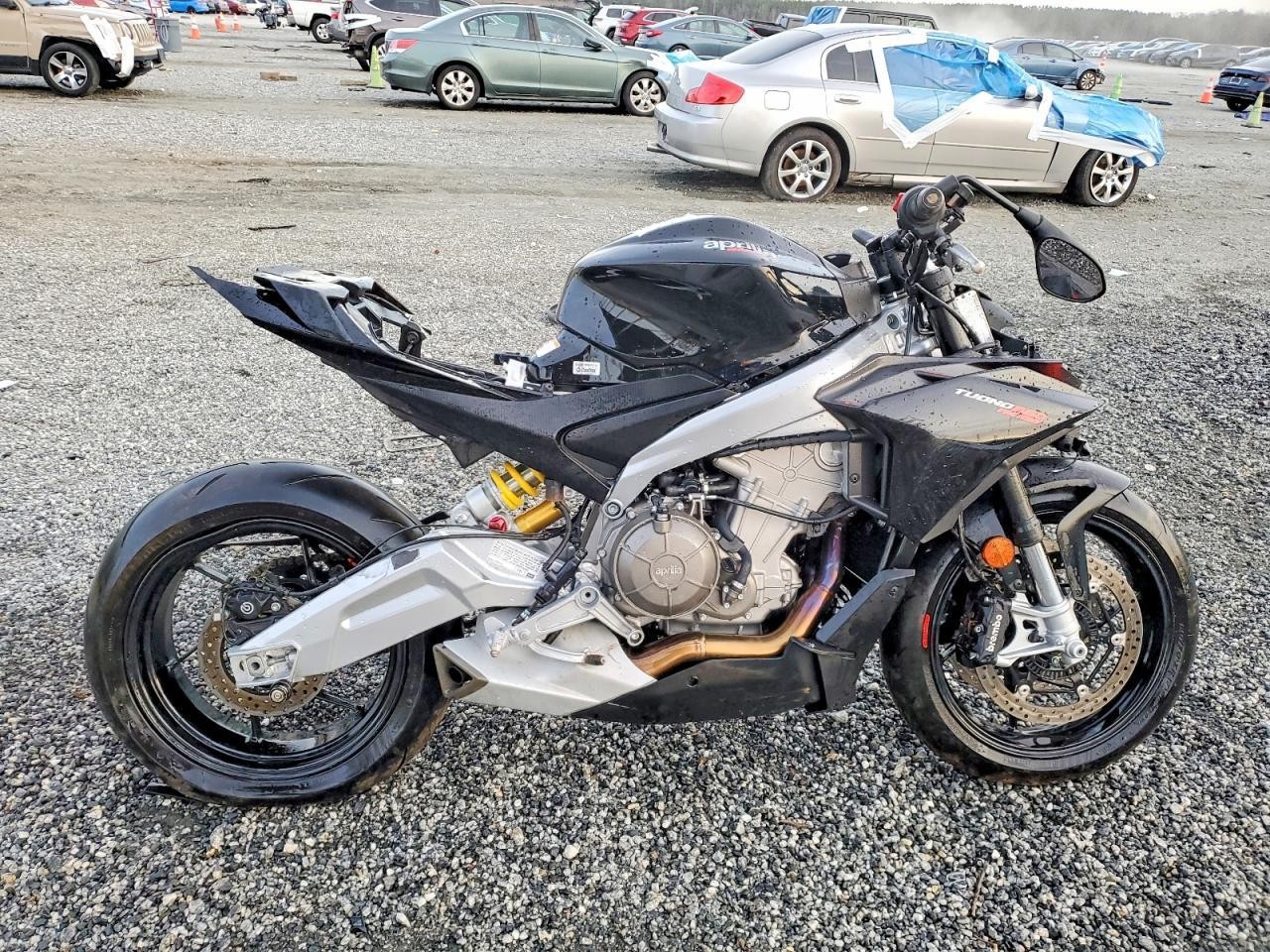 APRILIA Tuono 2023, 2 cyl., механика — фото с аукциона, доставка в Беларусь
