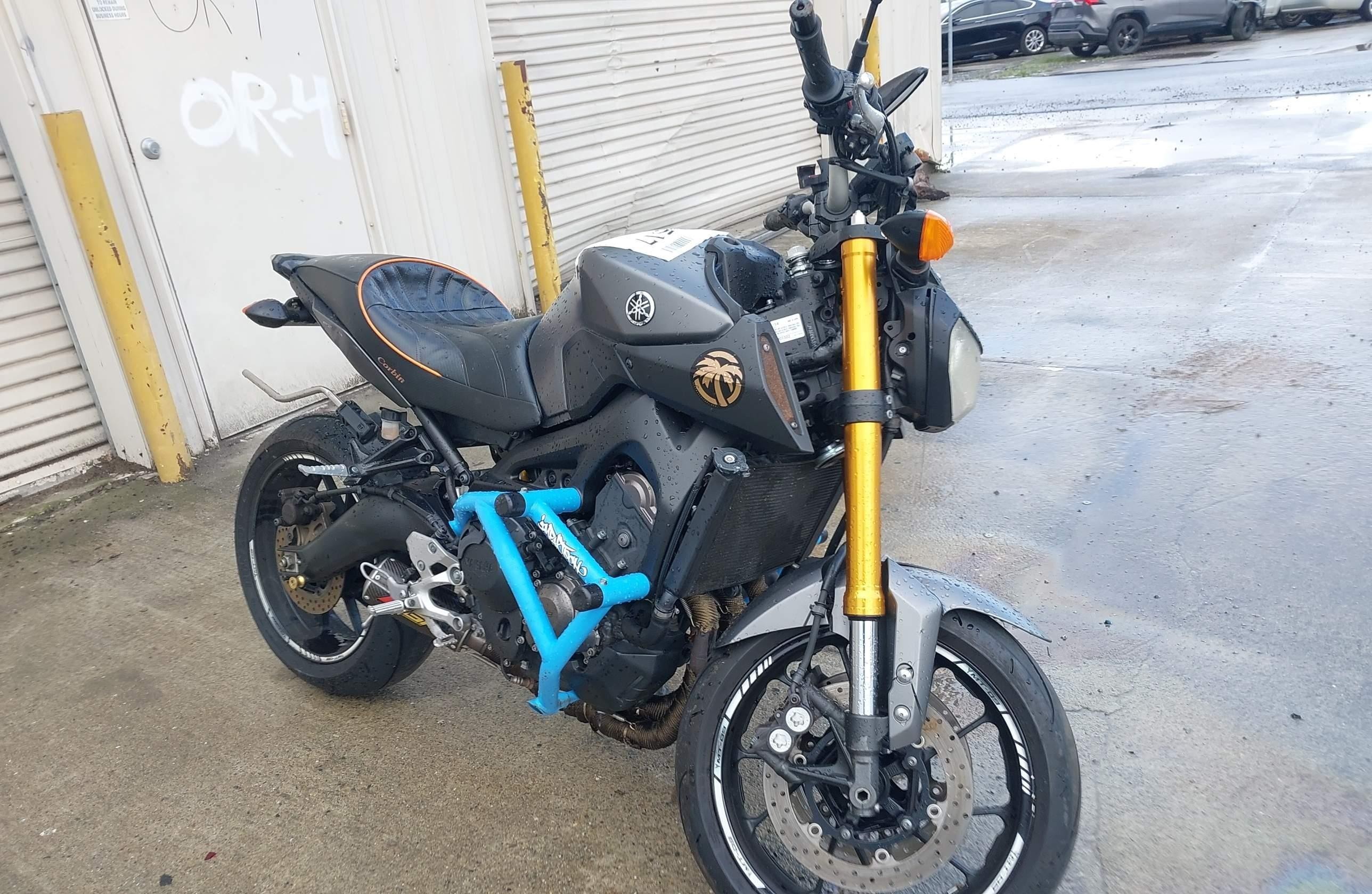 YAMAHA FZ09 2015, 64 329 км, 3 cyl. бензин — фото с аукциона, доставка в Беларусь