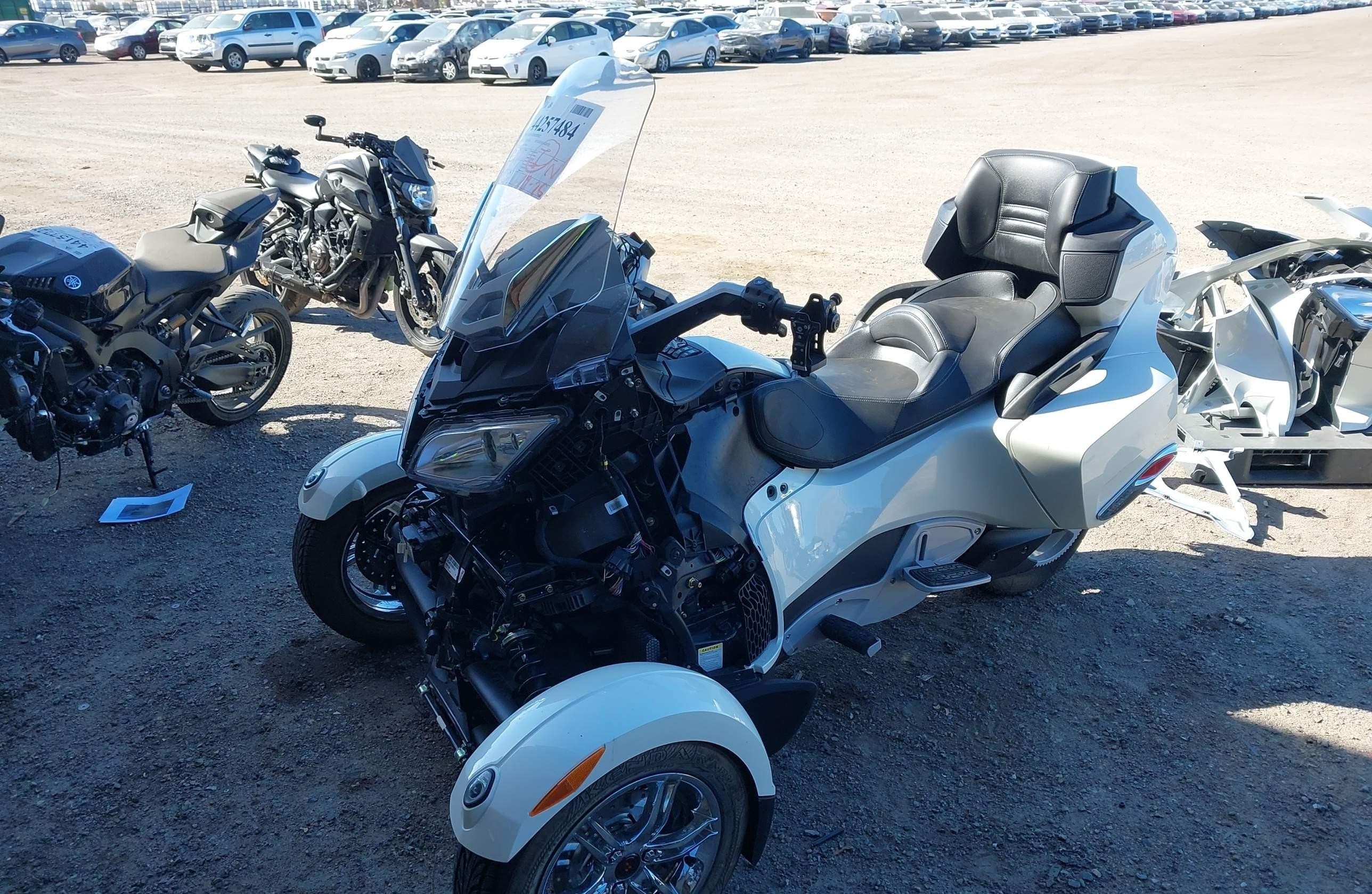 CAN-AM SPYDER ROADSTER 2012, 2 065 км, 2 — фото с аукциона, доставка в Беларусь