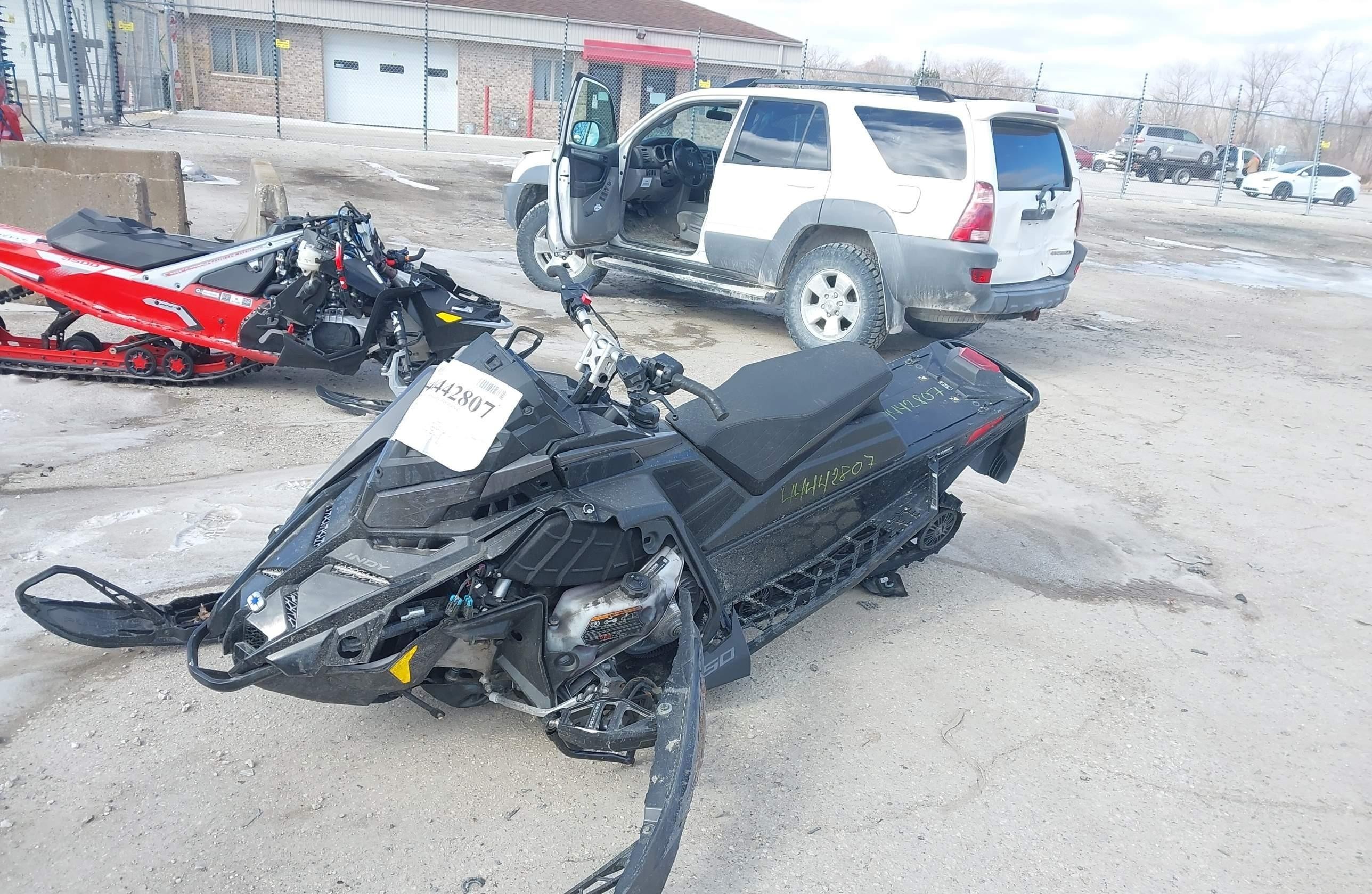 POLARIS 650 INDY XCR 2022 — фото с аукциона, доставка в Беларусь