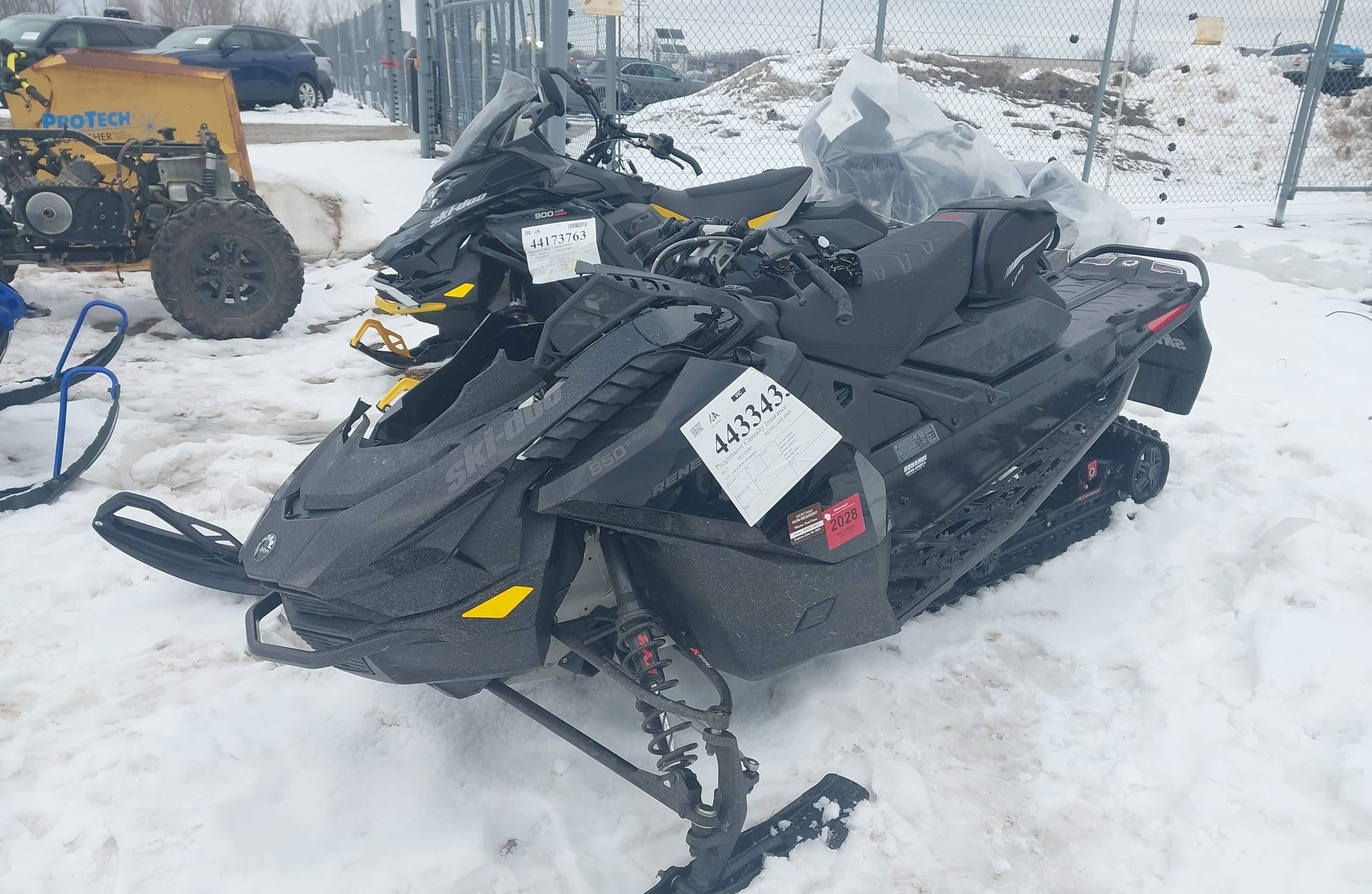 SKI-DOO RENEGADE 800R 2023 — фото с аукциона, доставка в Беларусь
