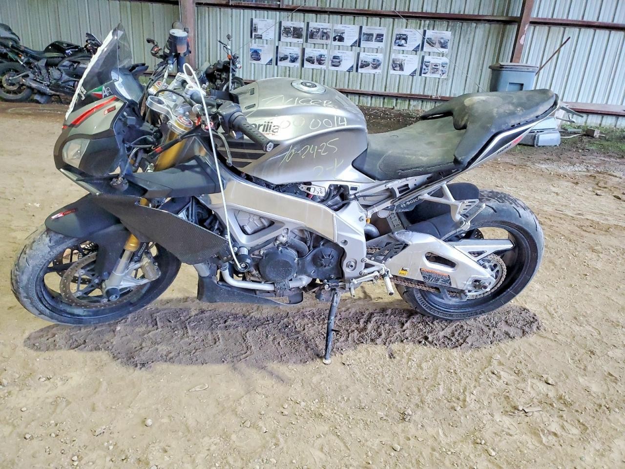APRILIA Motorcycle 2016, 4 cyl. бензин, механика — фото 2