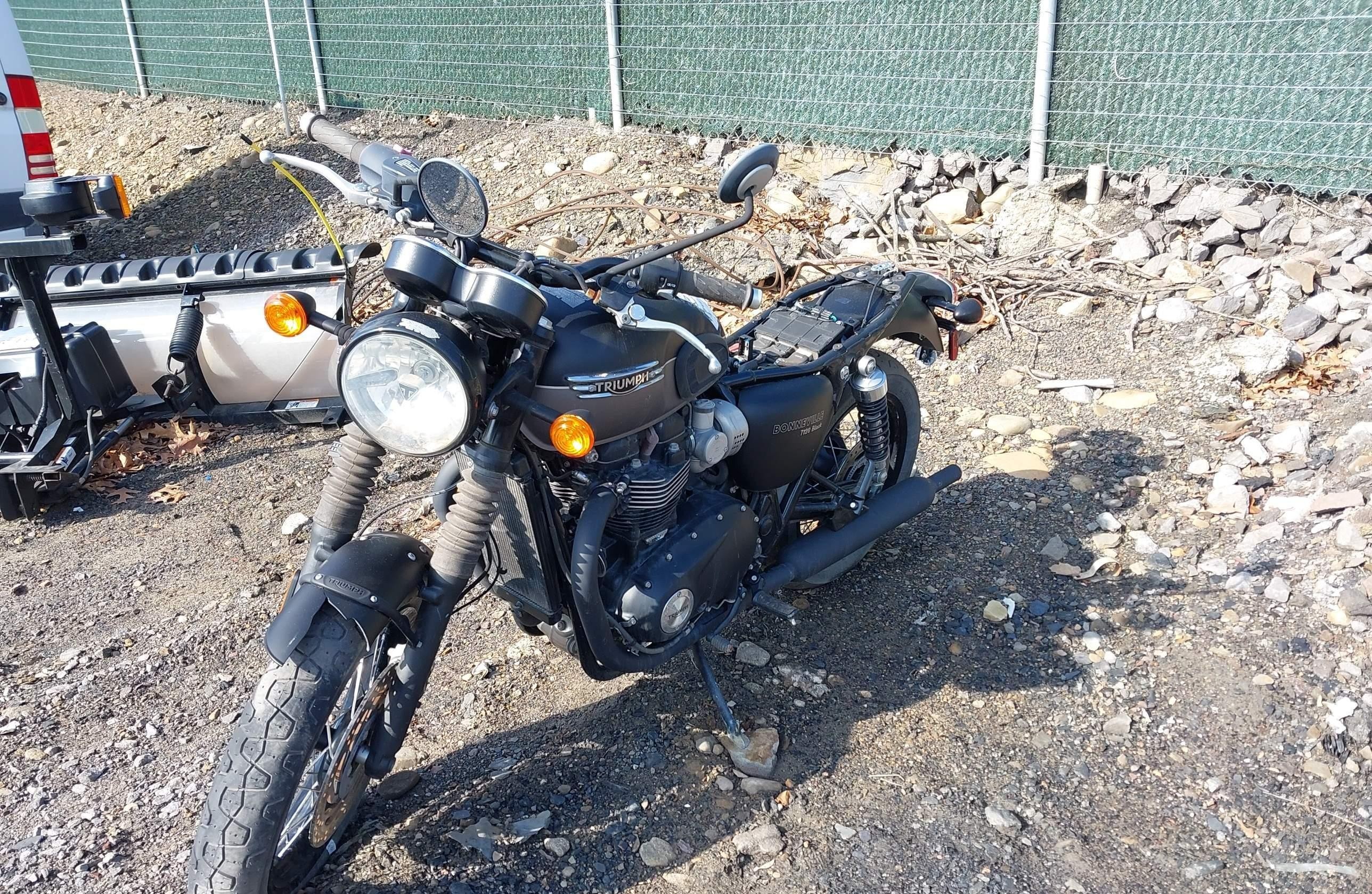 TRIUMPH BONNEVILLE 2022, 2 cyl. бензин — фото с аукциона, доставка в Беларусь