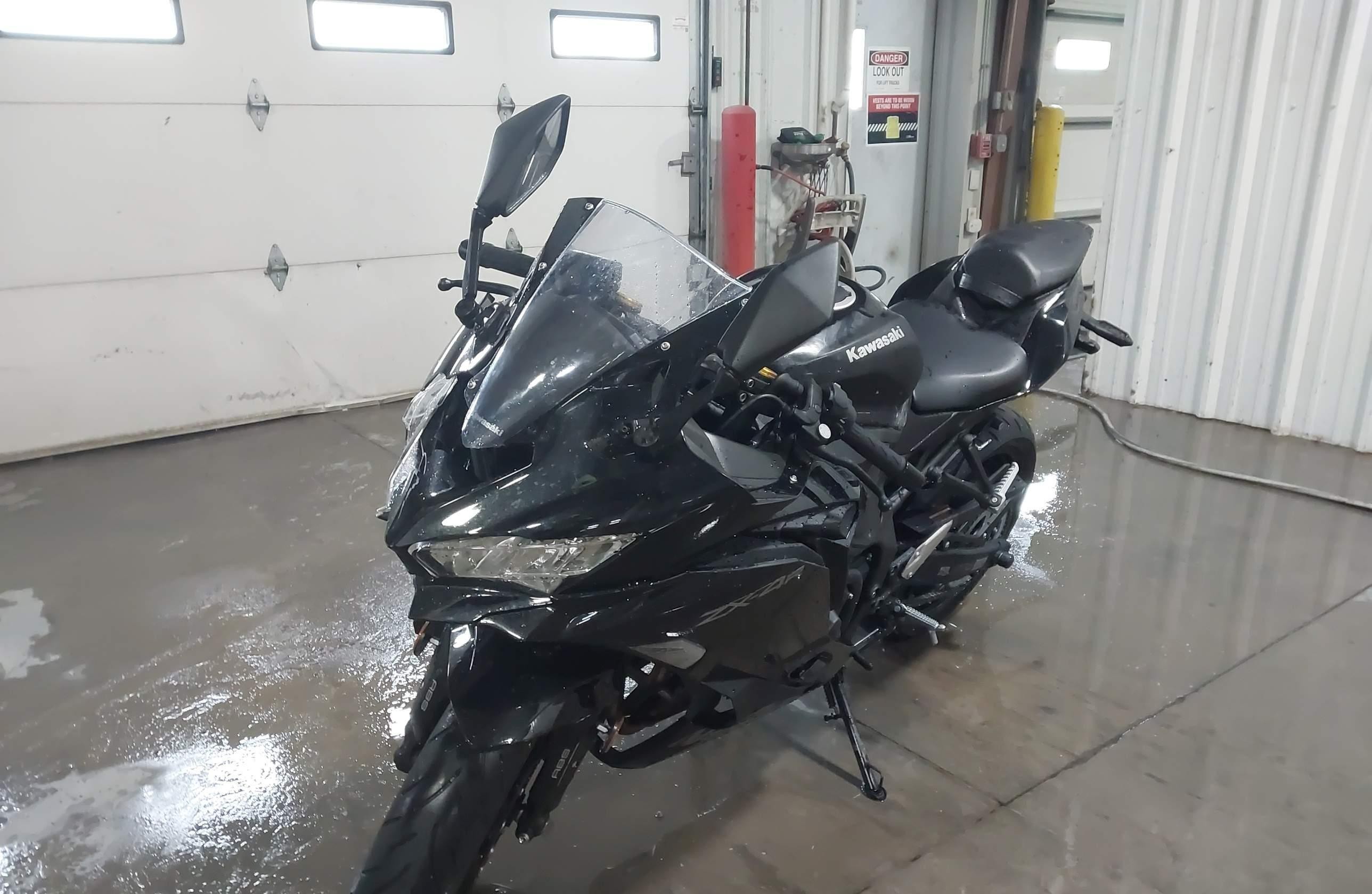 KAWASAKI ZX400 2025, 3 454 км, 4 cyl. бензин — фото с аукциона, доставка в Беларусь